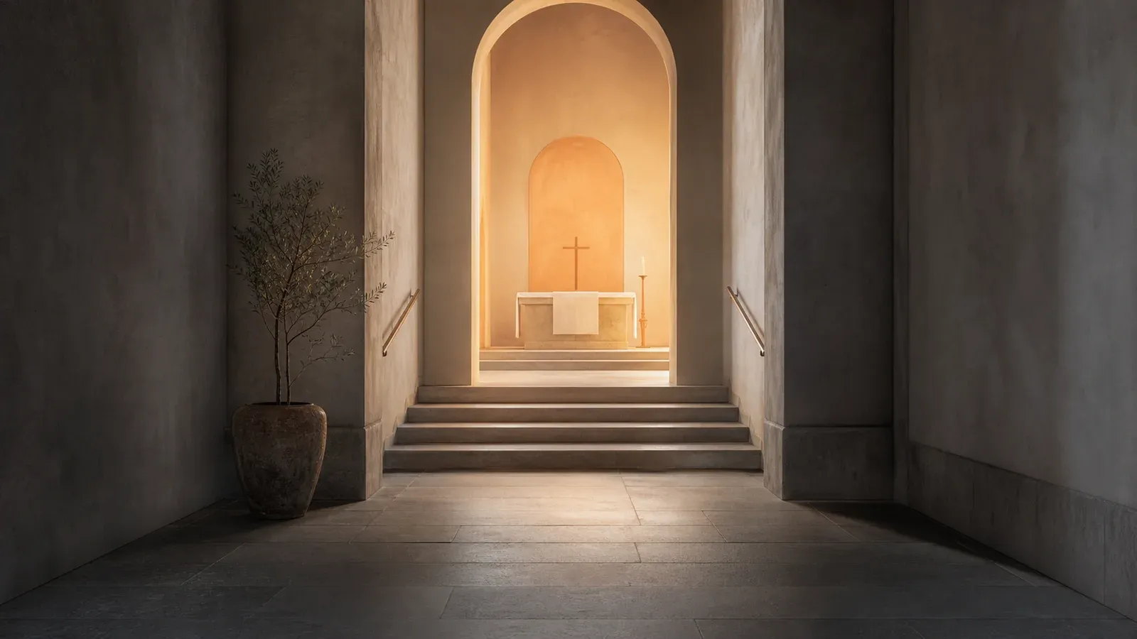 Ruhiger heller Weg zu einer offenen liturgischen Schwelle in zurückhaltenden Schiefer- und Orangetönen – ohne Menschenmenge, Bewertung oder Wunderdarstellung.
